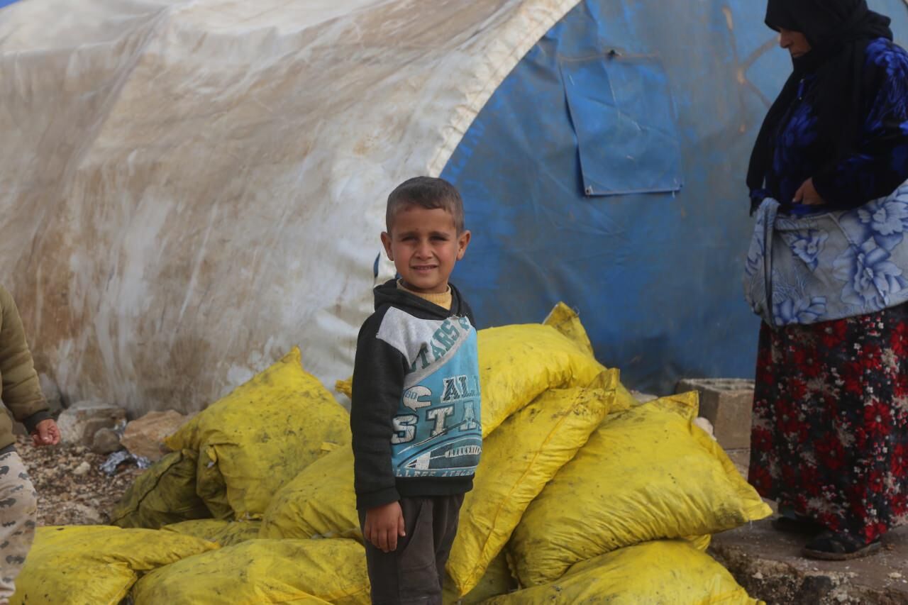 İHH, Suriye'de iç savaş mağduru ailelere kömür dağıttı