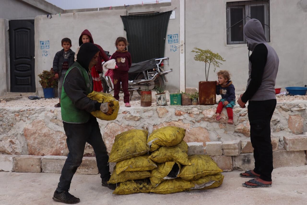 İHH, Suriye'de iç savaş mağduru ailelere kömür dağıttı