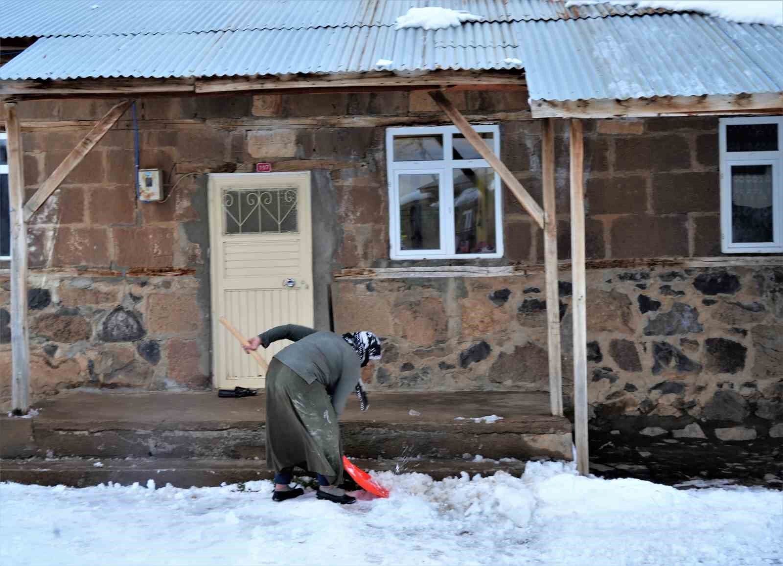 Muş’ta yüksek rakımlı köyler kara gömüldü