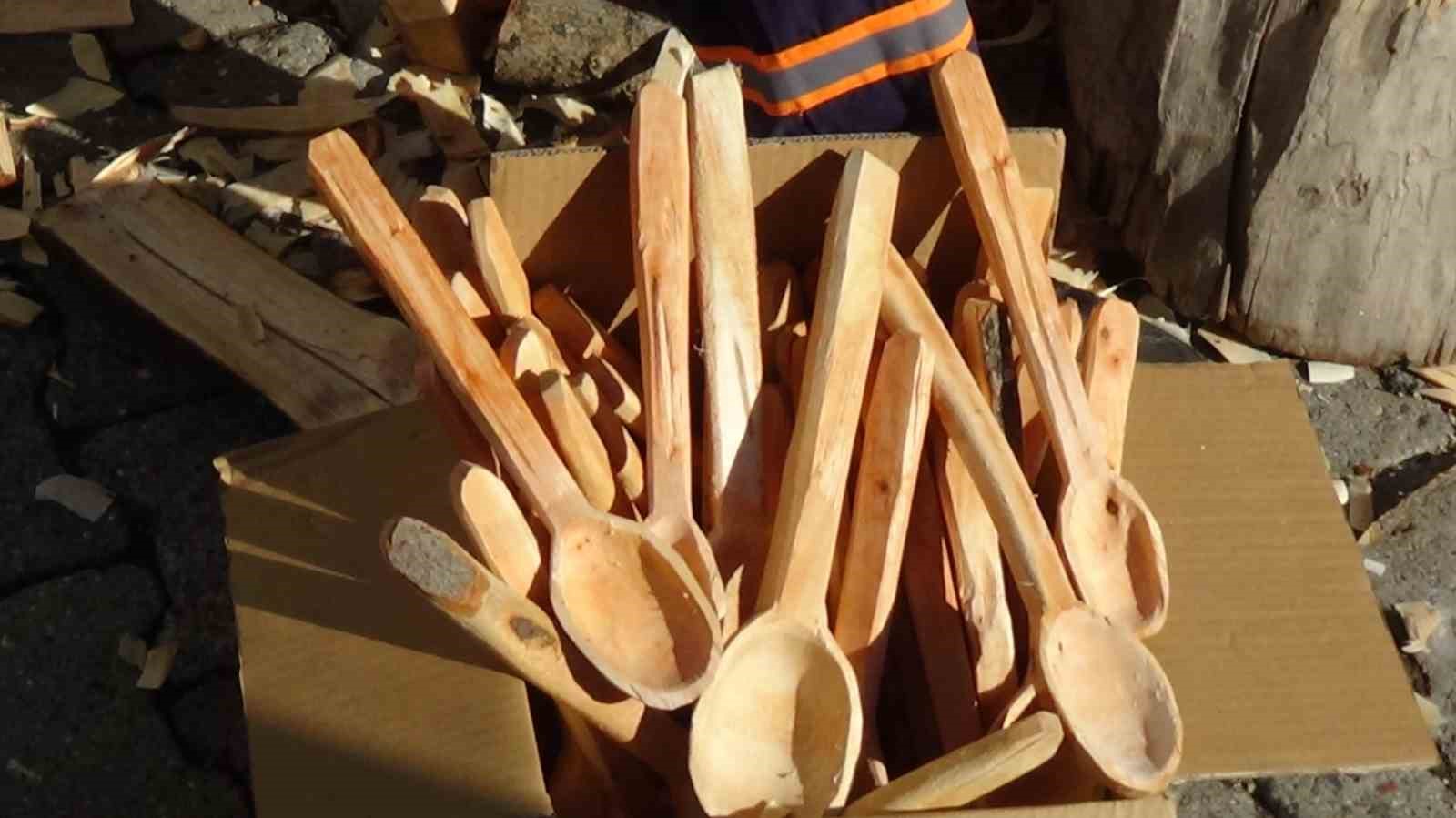 Babasından öğrendiği zanaat ile Parkinson hastalığıyla mücadele ediyor