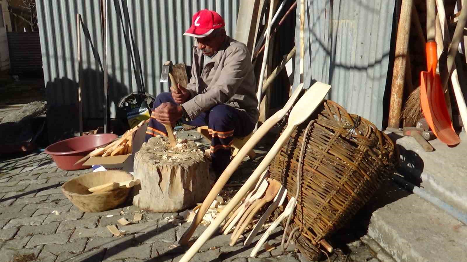 Babasından öğrendiği zanaat ile Parkinson hastalığıyla mücadele ediyor