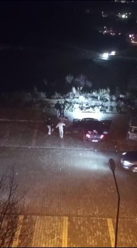 Arabayla gelip alkol tüketen magandalar mahalle halkını rahatsız ediyor