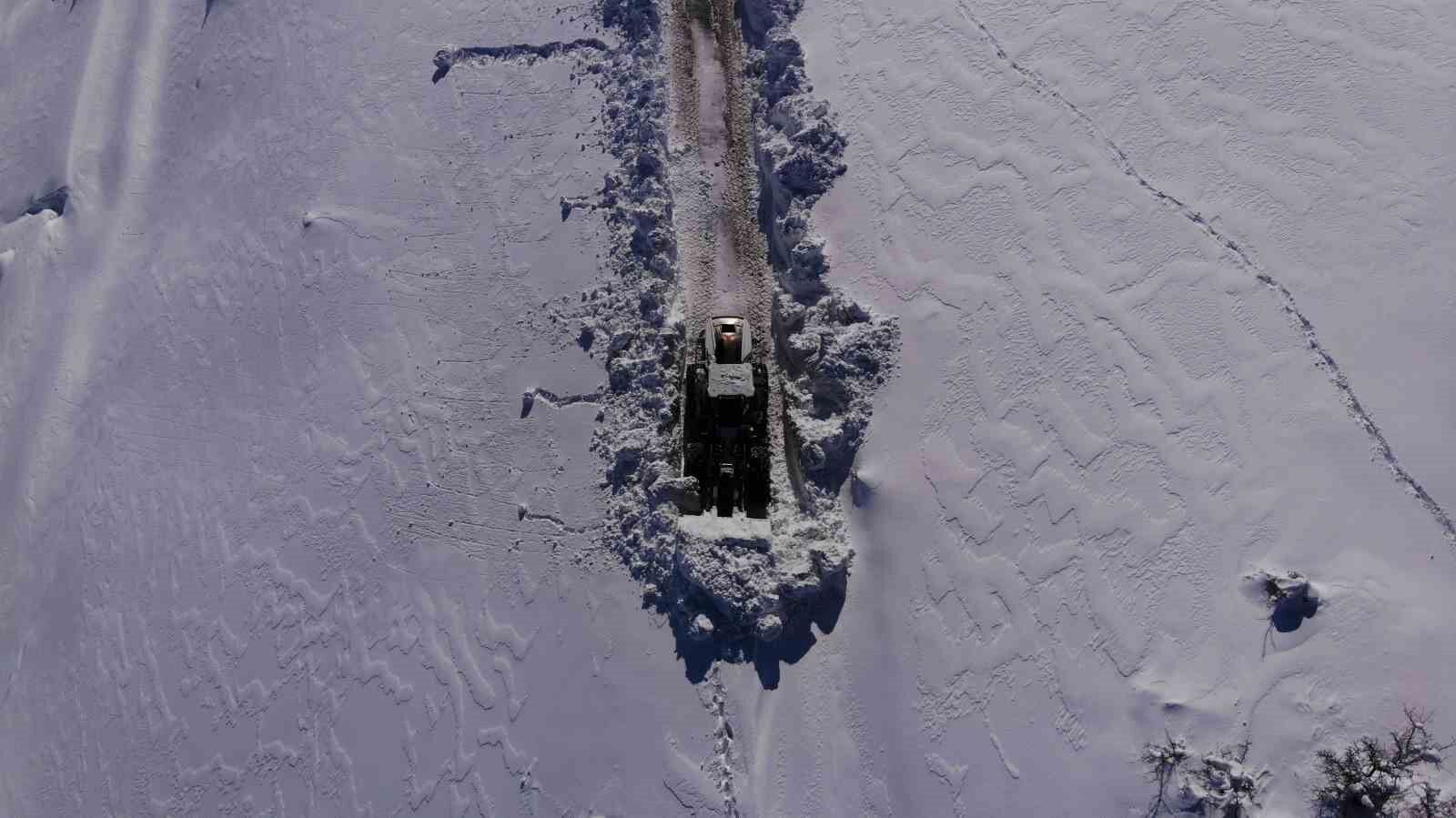 Bitlis’te 4 metreyi bulan karda yol açma çalışması