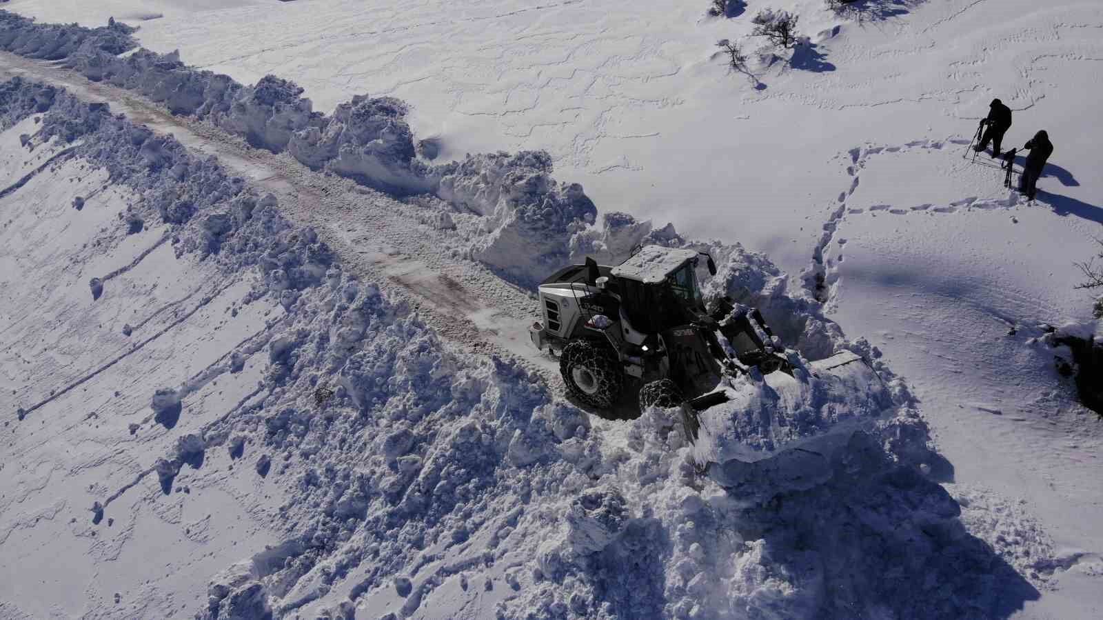 Bitlis’te 4 metreyi bulan karda yol açma çalışması