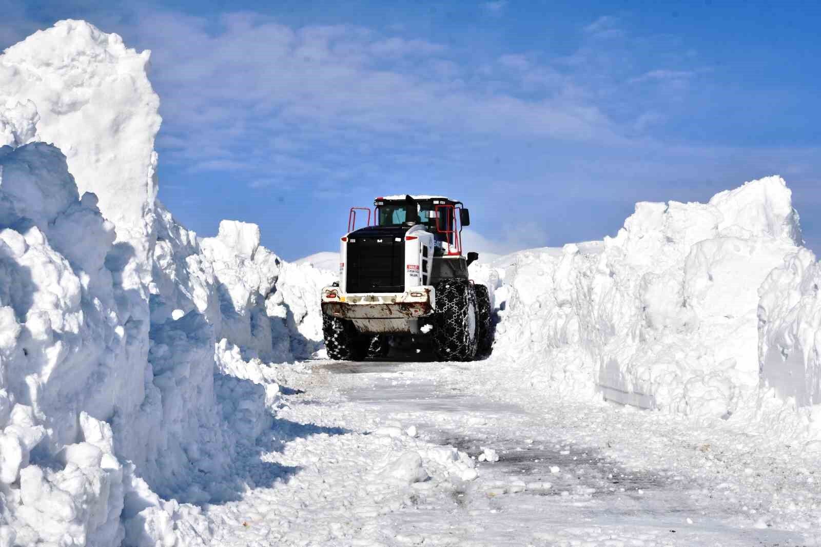 Bitlis’te 4 metreyi bulan karda yol açma çalışması