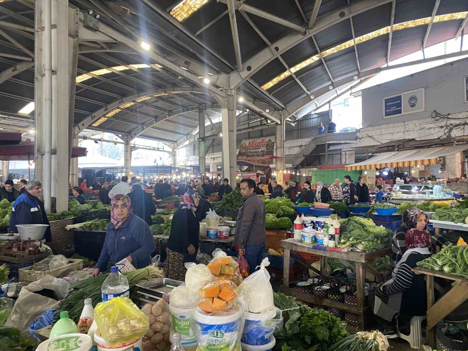 Halk pazarında fiyatlar düşüşe geçti