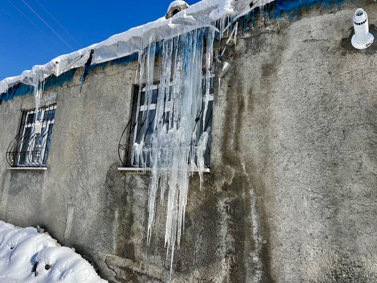 Ağrı’da dev buz sarkıtları oluştu