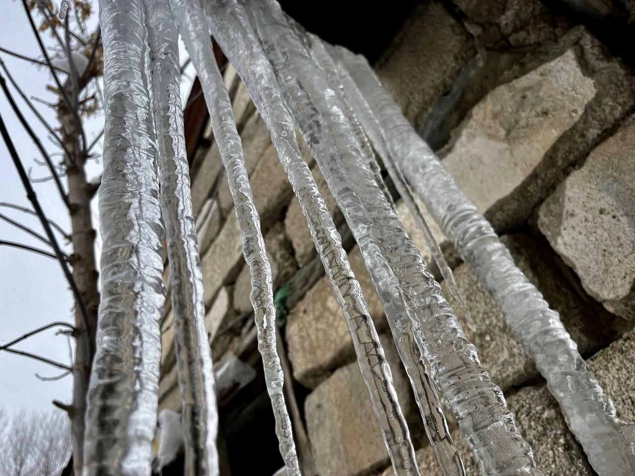 Ağrı’da dev buz sarkıtları oluştu