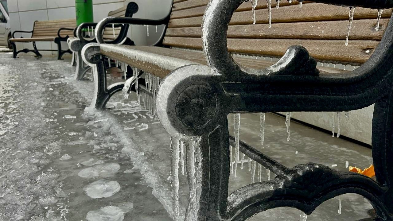 Ağrı’da dev buz sarkıtları oluştu