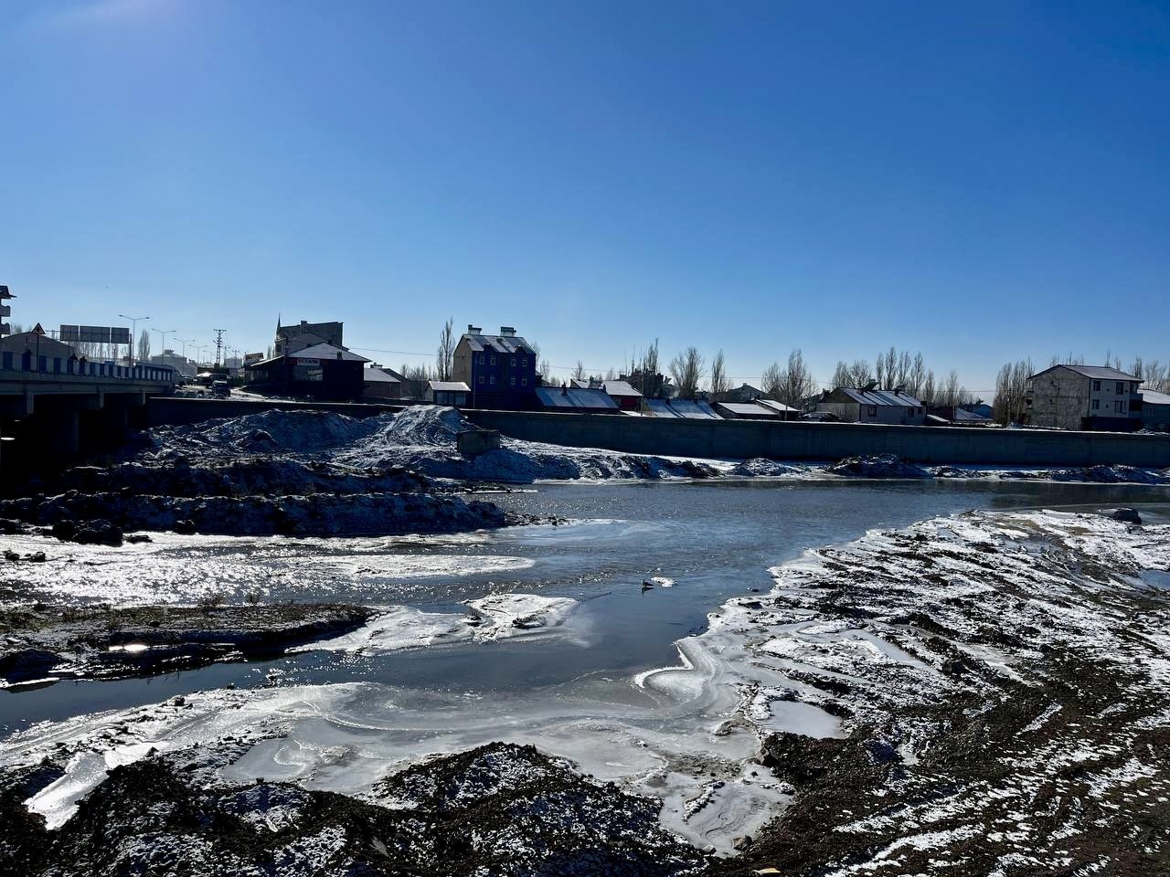 Ağrı’da dev buz sarkıtları oluştu