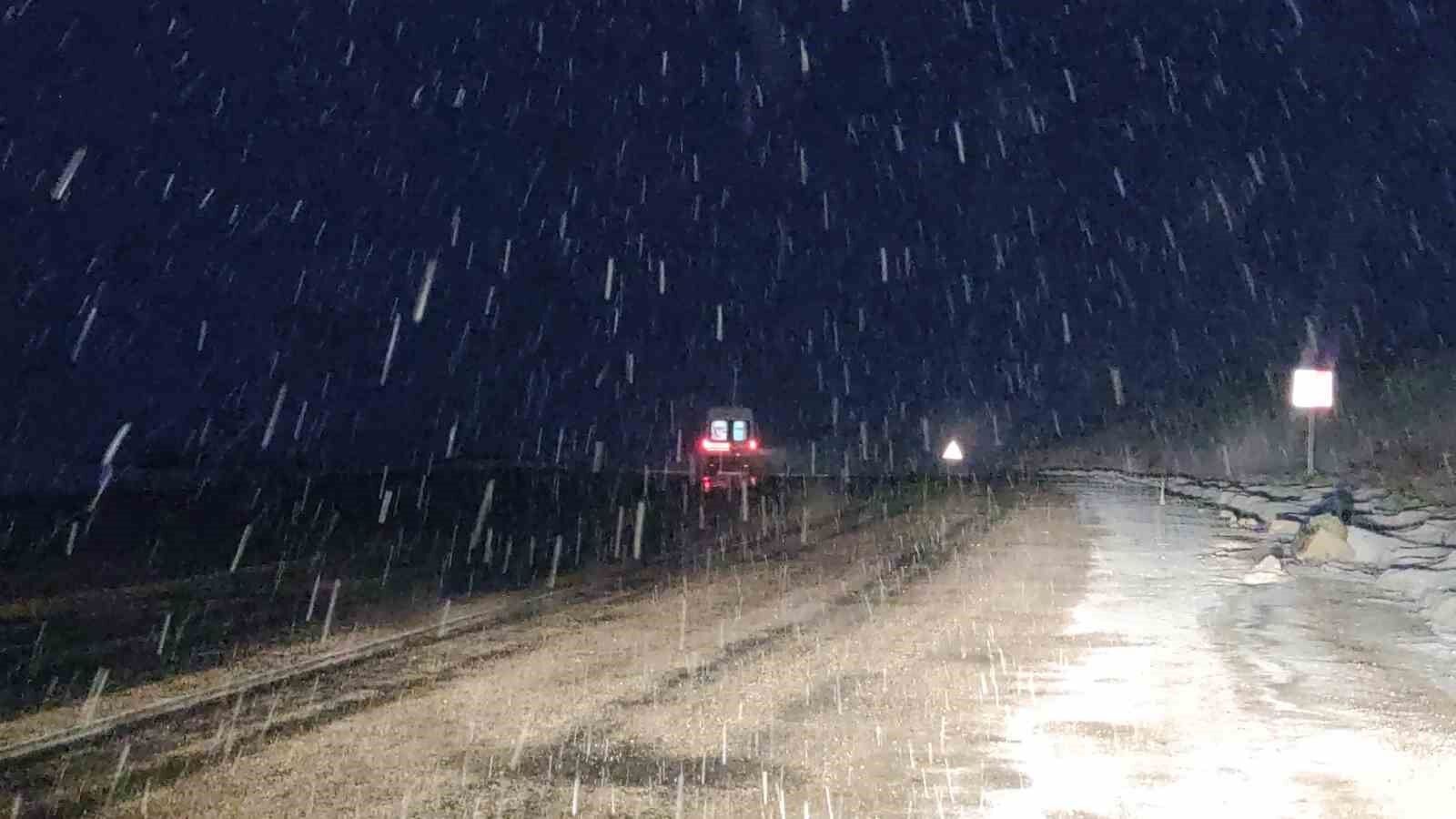 Bahçesaray’da kar kalınlığı 50 santimetreye ulaştı