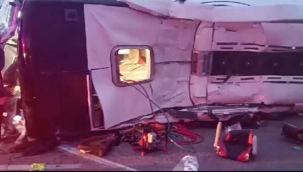 Yolcu otobüsü devrildi: Ölü ve çok sayıda yaralı