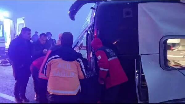 Yolcu otobüsü devrildi: Ölü ve çok sayıda yaralı