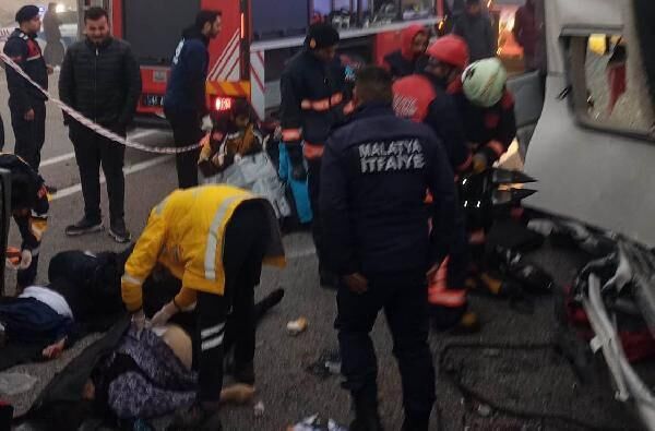 Yolcu otobüsü devrildi: Ölü ve çok sayıda yaralı