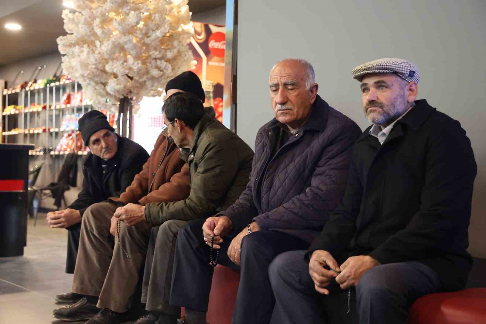 Elazığ merkezin tek kadın muhtarı öncü oldu, mahalle sakinleri sinemada buluştu