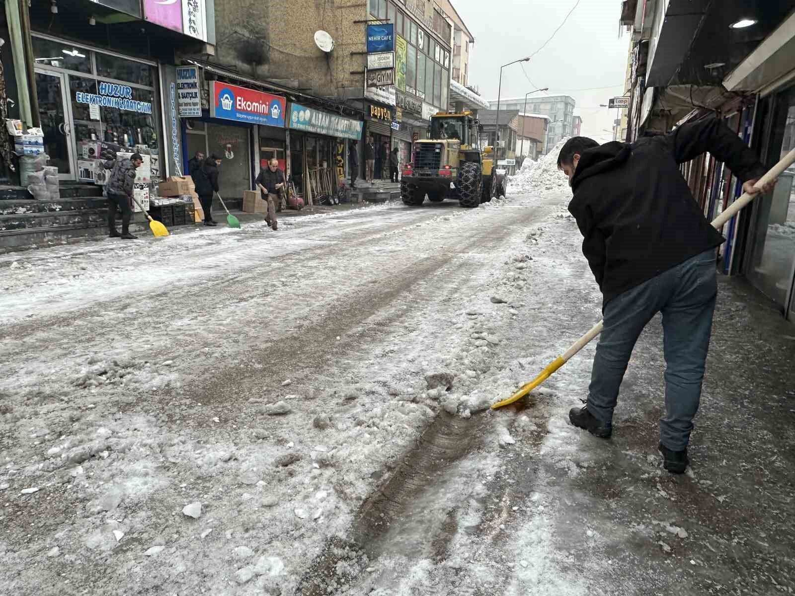 Vatandaşlar çatıdaki kar kütlelerini brandayla indirdi