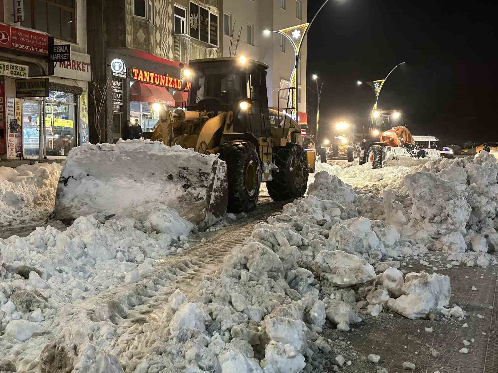 Vatandaşlar çatıdaki kar kütlelerini brandayla indirdi