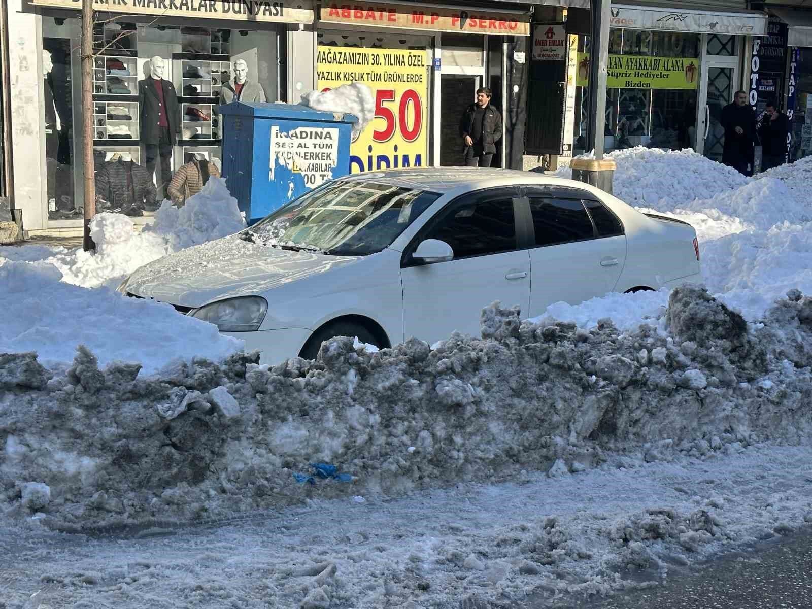 Vatandaşlar çatıdaki kar kütlelerini brandayla indirdi