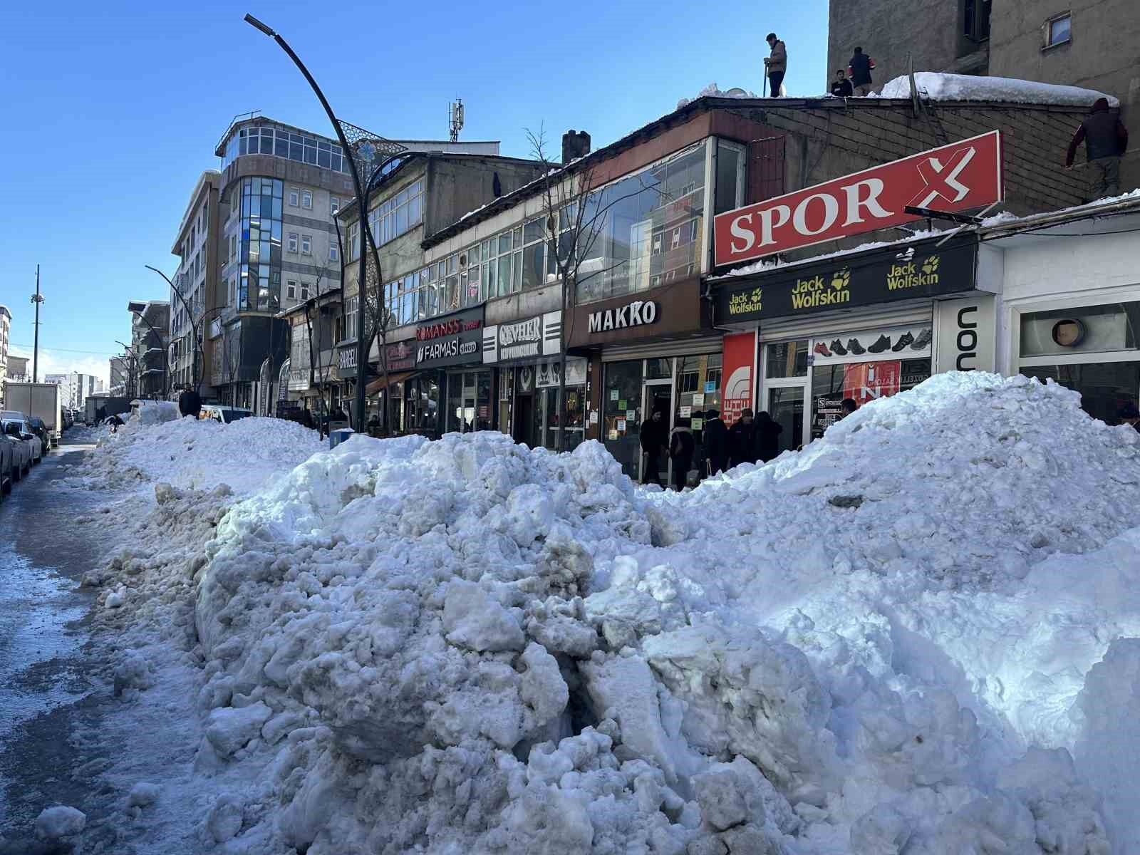 Vatandaşlar çatıdaki kar kütlelerini brandayla indirdi