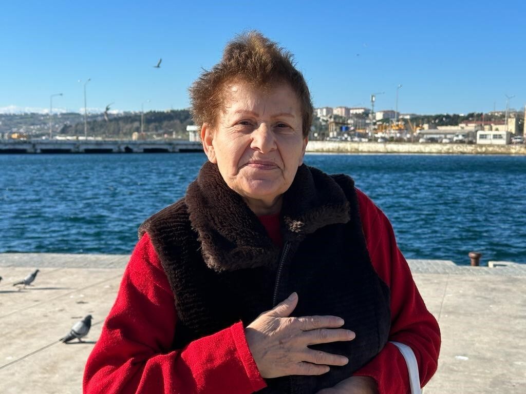 Her sabah sahildeki kuşları yemliyor