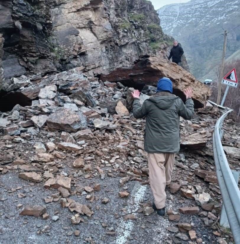 Hakkari Çukurca yolunda heyelan, yol ulaşıma kapandı