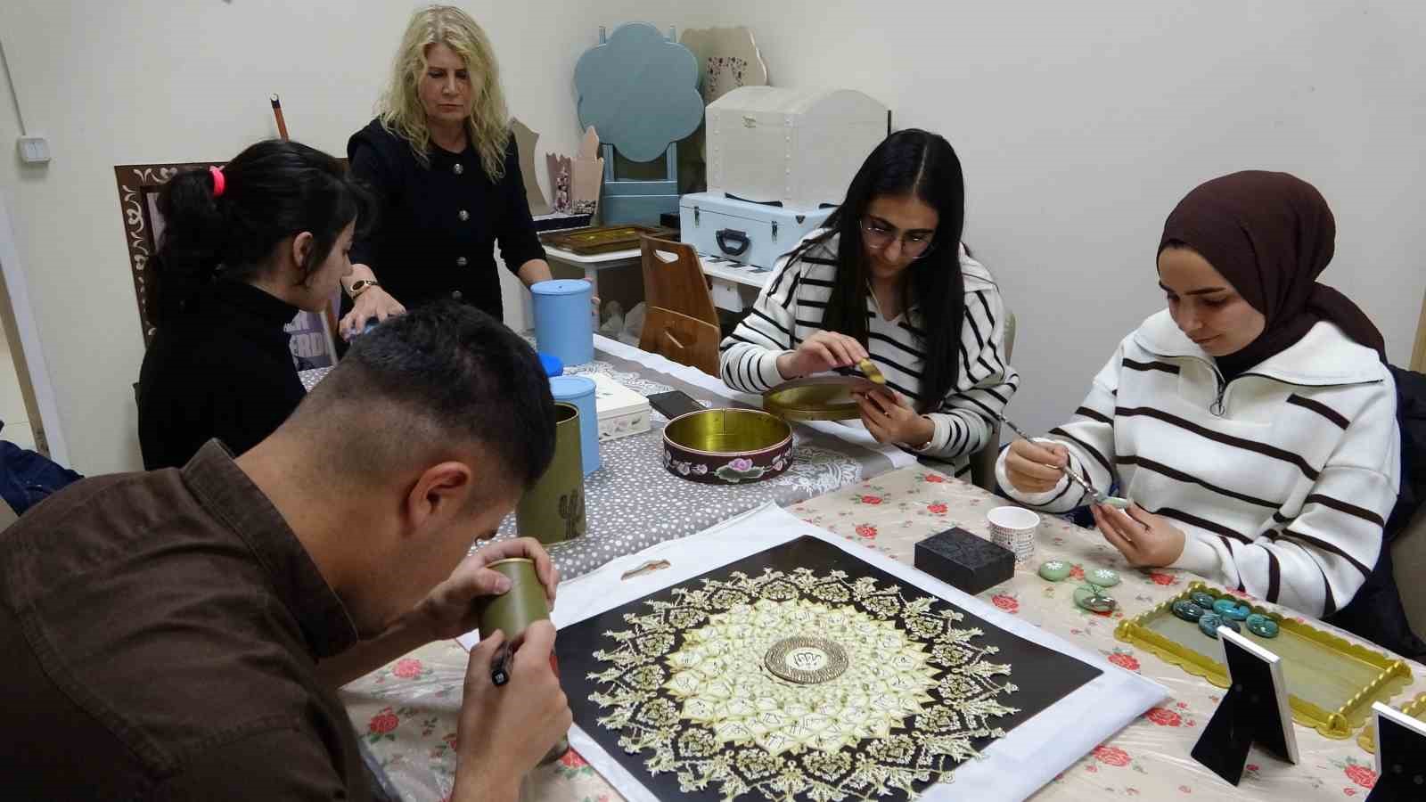 Üniversite öğrencileri Tuşba Gençlik Merkezinde hem meslek öğreniyor hem moral depoluyor