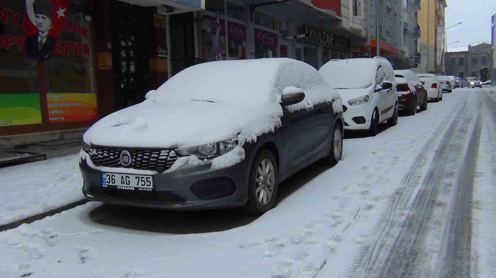 Kars beyaz gelinliğini giydi: Kentte 1 aydır beklenen kar yağdı