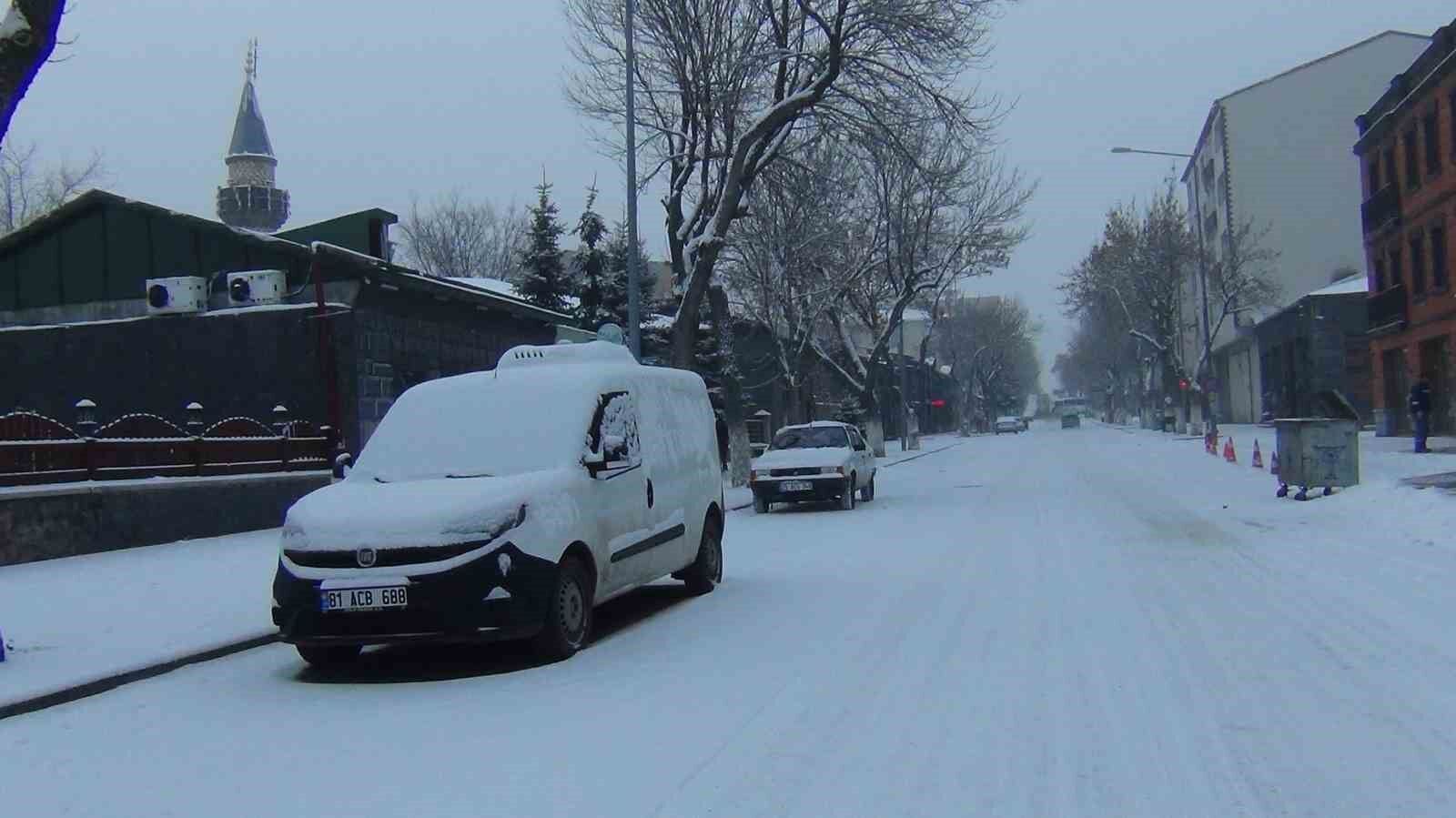 Kars beyaz gelinliğini giydi: Kentte 1 aydır beklenen kar yağdı