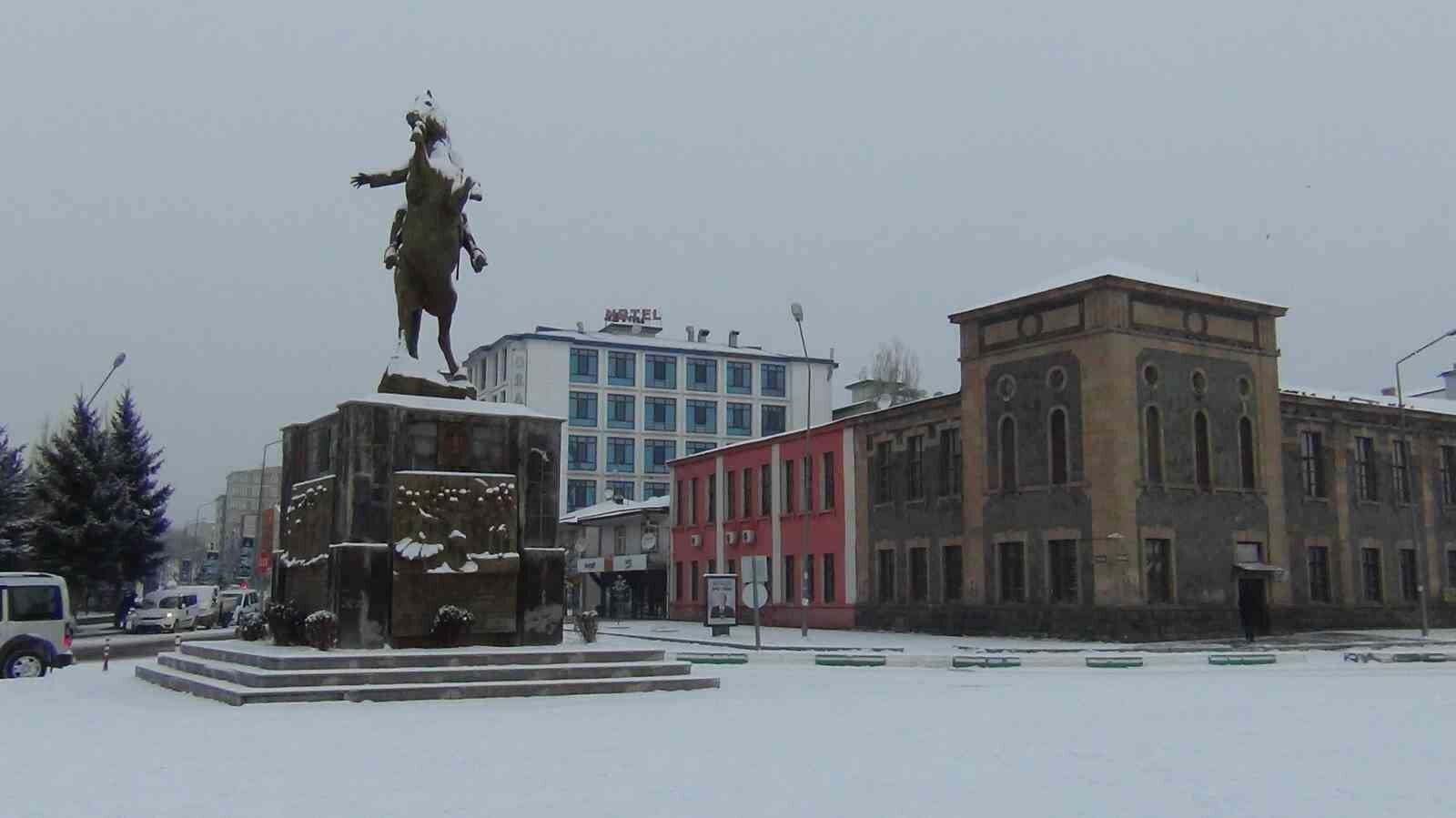 Kars beyaz gelinliğini giydi: Kentte 1 aydır beklenen kar yağdı