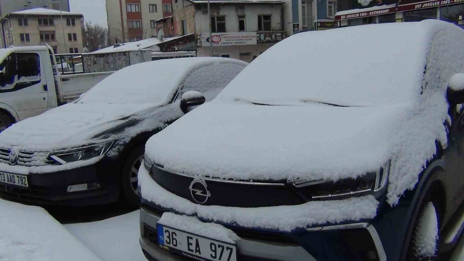 Kars beyaz gelinliğini giydi: Kentte 1 aydır beklenen kar yağdı