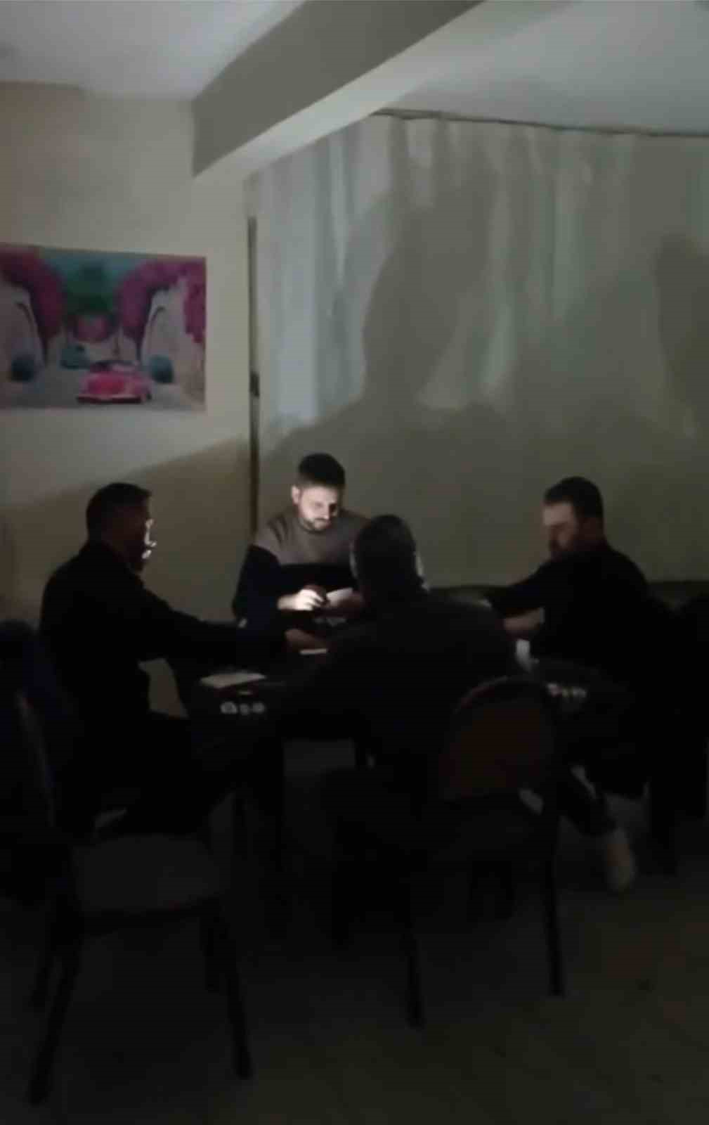 Kıraathanede elektrikler gitti, telefon ışıklarıyla oyuna devam ettiler