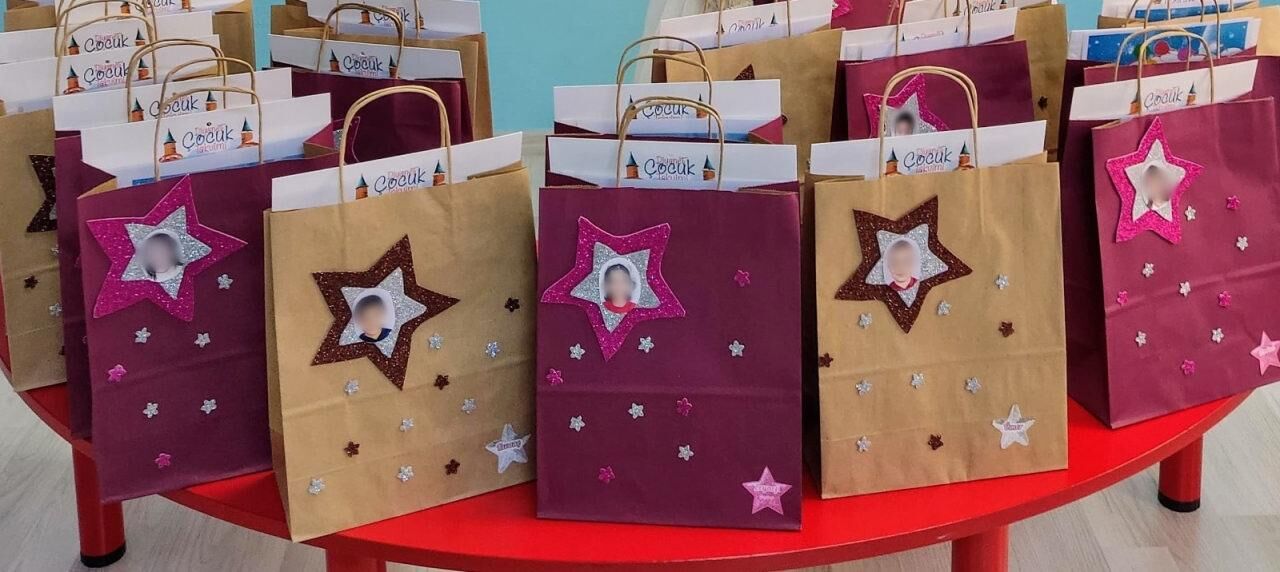 Kur'an kurslarındaki miniklerin karne sevinci