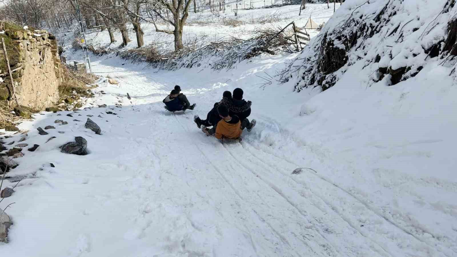 Tatvan’da çocukların kızak keyfi