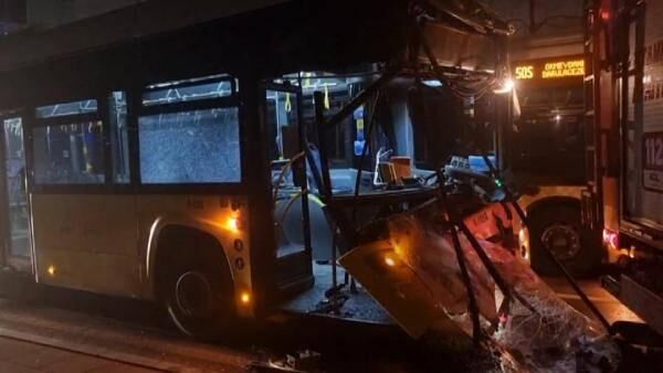 İETT otobüsü kamyonla çarpıştı: Yaralılar var