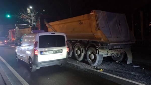 İETT otobüsü kamyonla çarpıştı: Yaralılar var