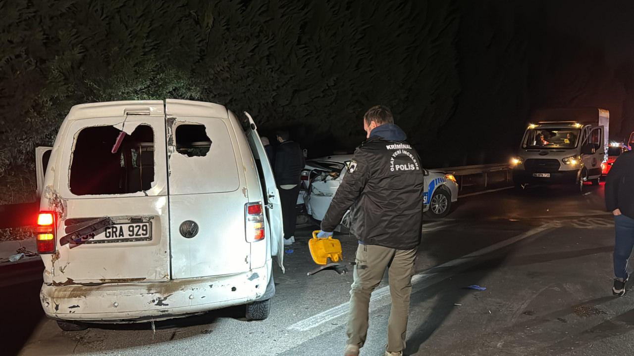 Düzensiz göçmenleri taşıyan araç polisten kaçarken kaza yaptı: 18 yaralı