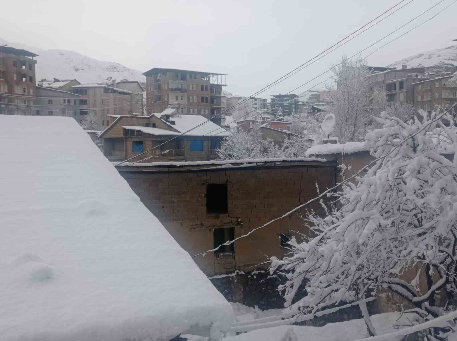 Hakkari kar hapsinde: Okullar tatil edildi, 284 yerleşim yerinin yolu kapandı
