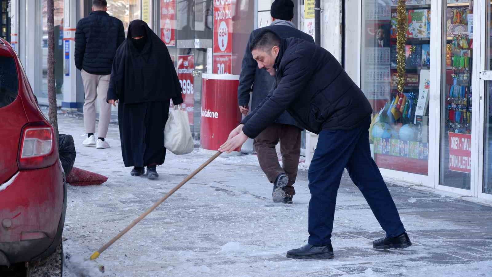 Buz kırma timleri görev başında