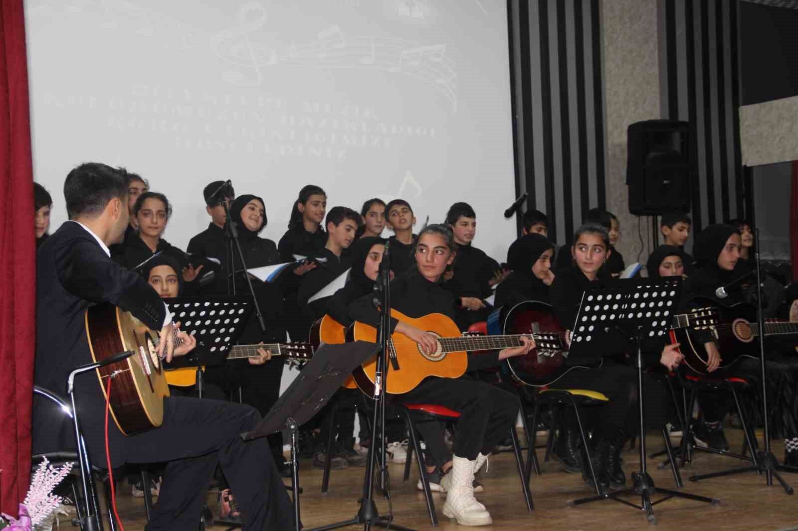Köy okulu öğrencileri müzik grubu kurdu, konser verdi