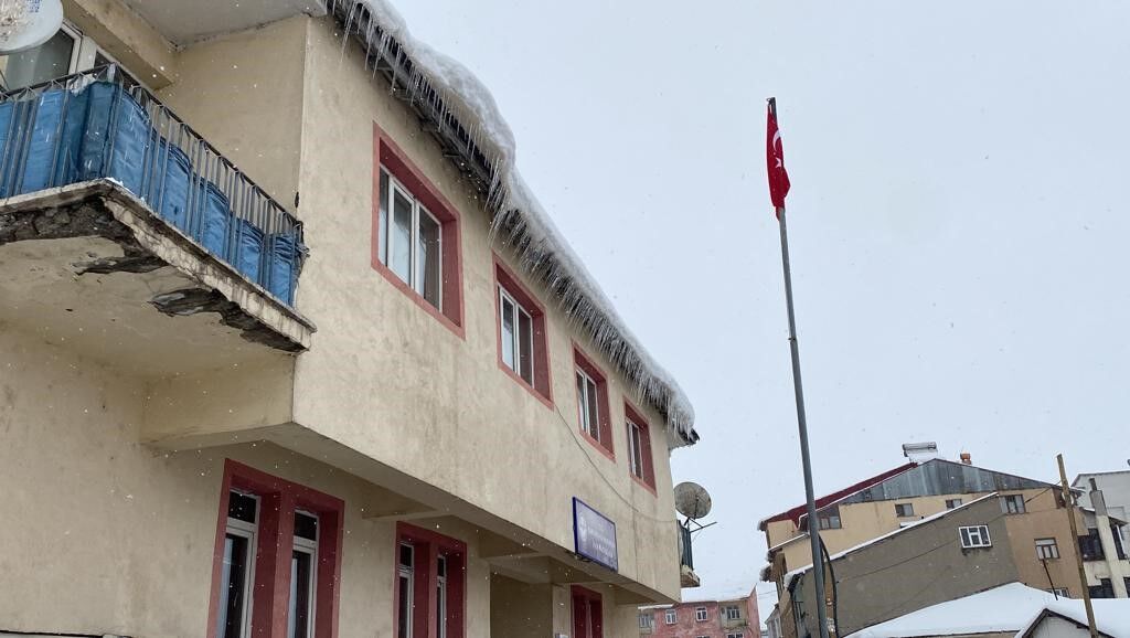 Çatıdan üzerine buz kütlesi düşen şahıs yaralandı