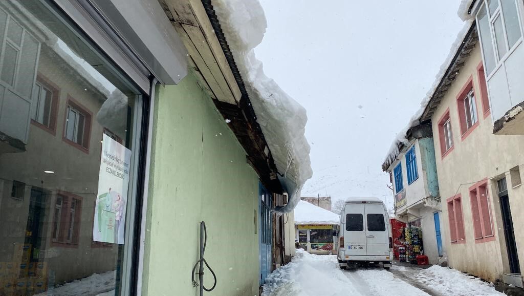 Çatıdan üzerine buz kütlesi düşen şahıs yaralandı