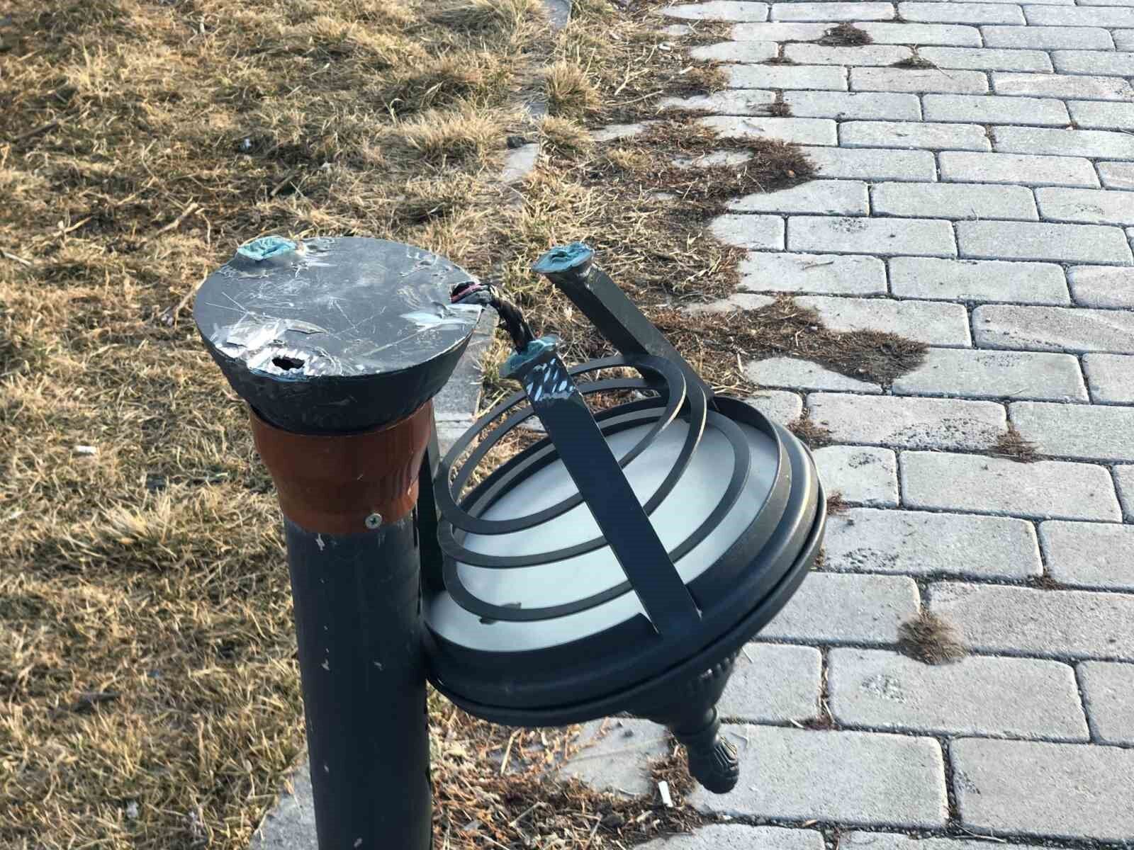 Kars Kalesi yolunun aydınlatma lambalarını kırdılar