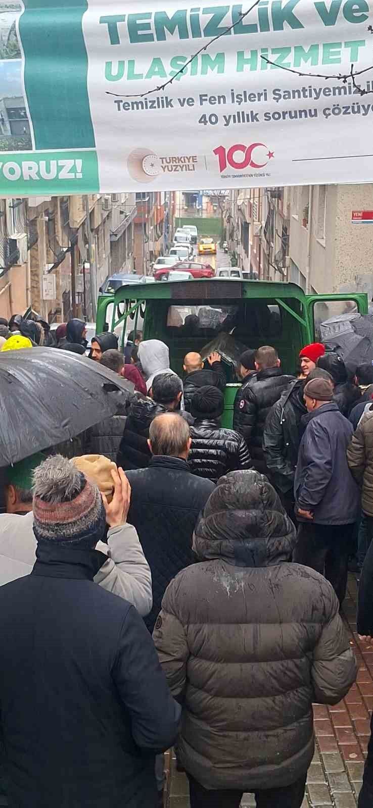 Bayrampaşa’da erkek arkadaşı tarafından Uzi ile öldürülen Nazlı Elmas son yolculuğuna uğurlandı