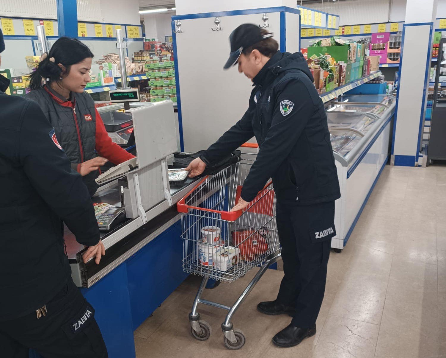 Zabıta ekipleri marketleri denetledi