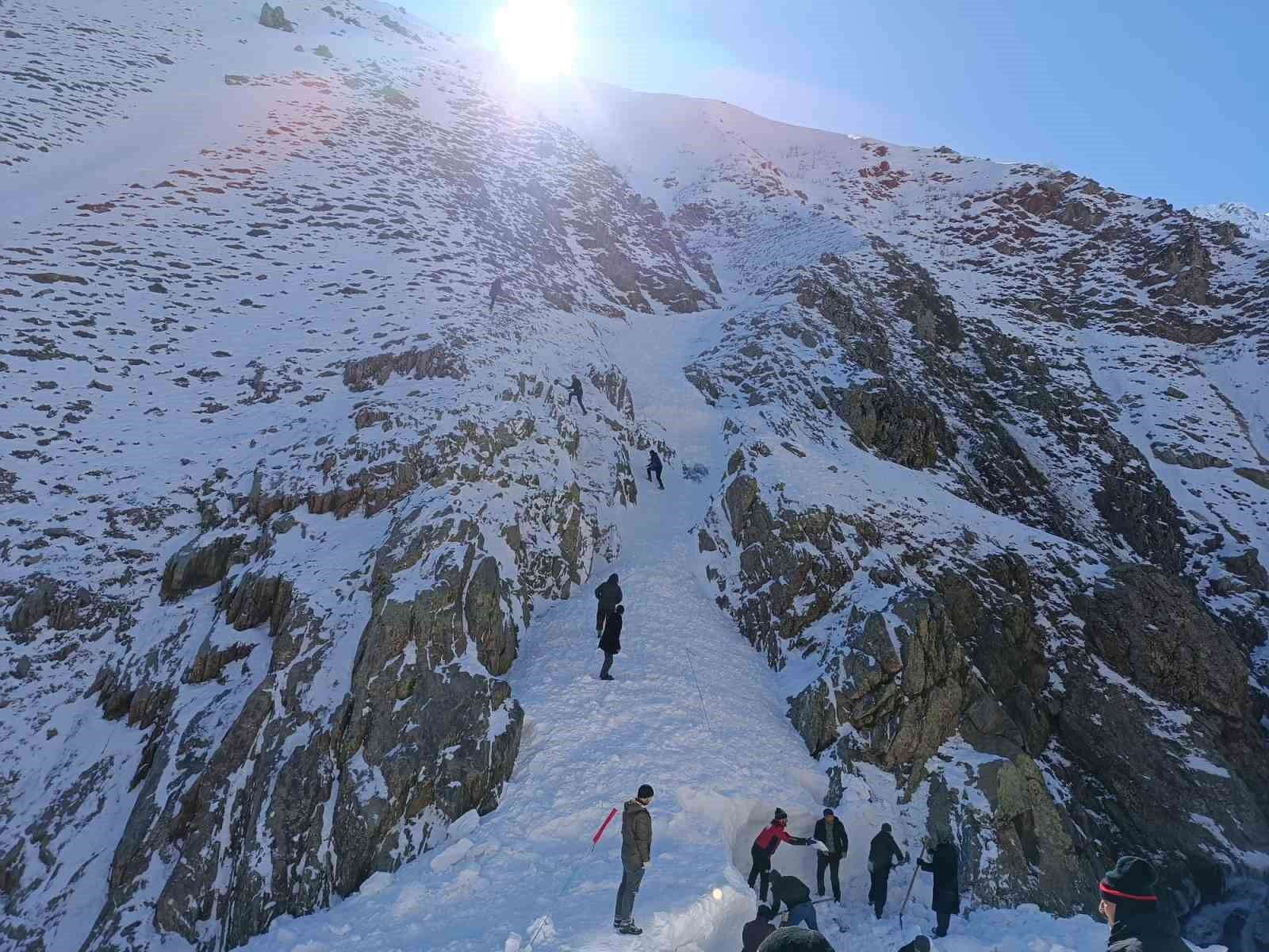 Bingöl’deki çığ olayı: Kayıp şahsın cansız bedenine ulaşıldı