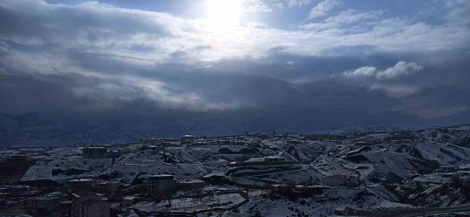 Derecik’te 2 bin 487 rakımlı Balkayalar Dağı’nın karla güzelliği