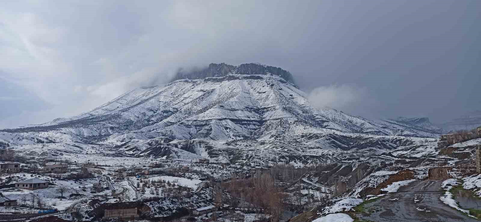 Derecik’te 2 bin 487 rakımlı Balkayalar Dağı’nın karla güzelliği