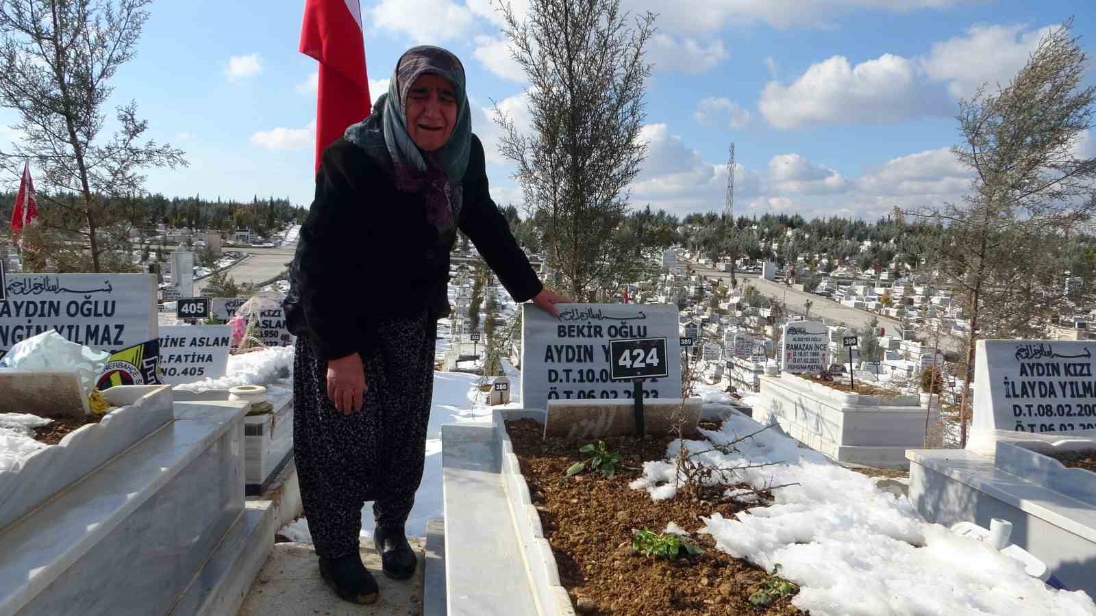 Depremde oğlunu, gelinini ve torunlarını kaybeden yaşlı kadın mezarlıktan ayrılamıyor