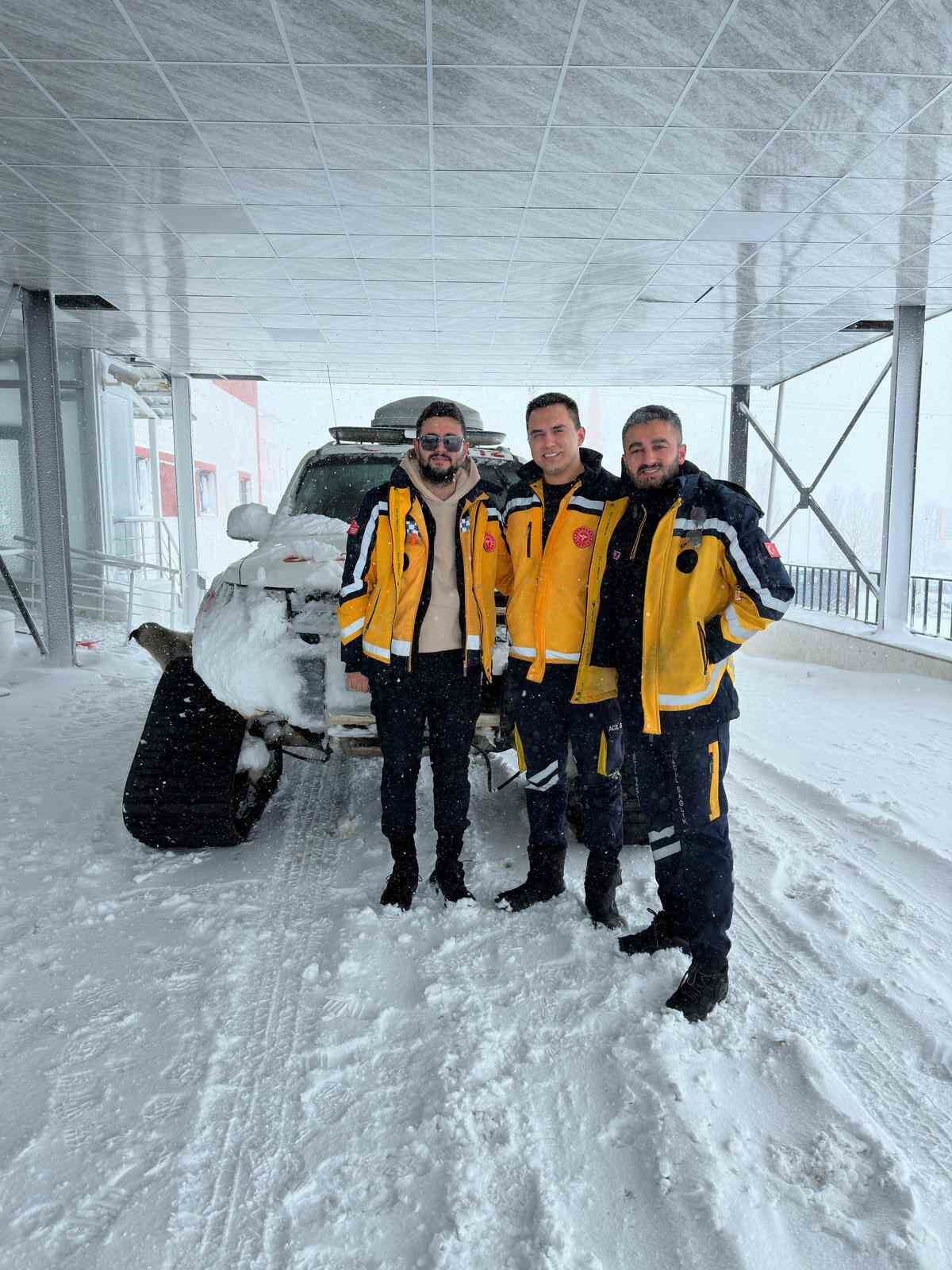 Paletli ambulans mahsur kaldı traktörle çektiler