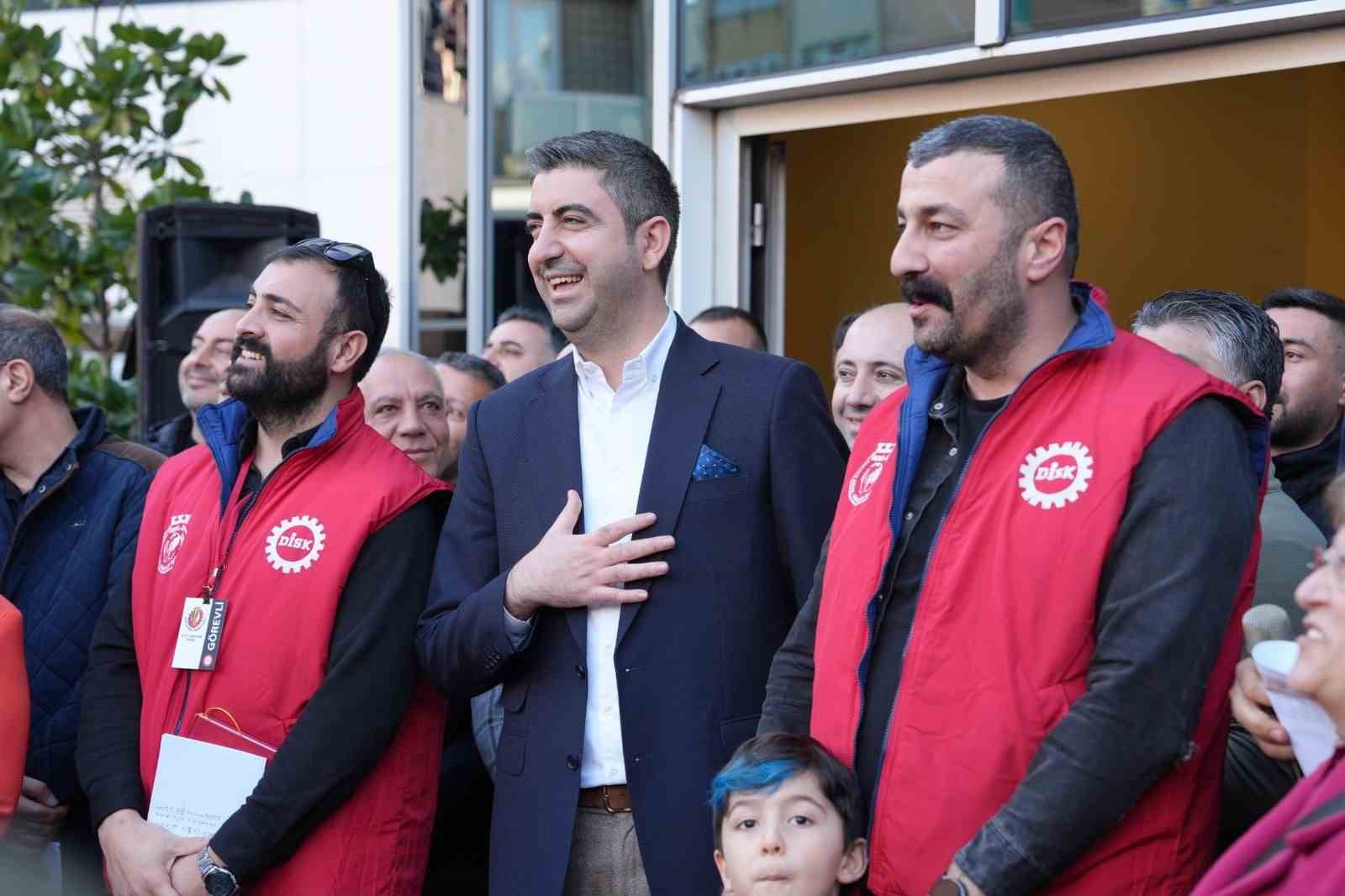 Kartal Belediyesi’nde yüzler gülüyor: İşçi maaşlarına yüzde 65 zam